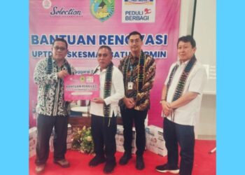 Bupati Manggarai Barat, Edistasius Endi menerima simbolik bantuan dari Indomart