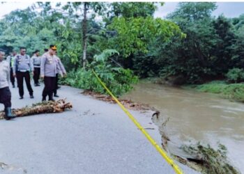 Polda NTT Tanggap Bencana, Kapolres Ende Tinjau Langsung Jalan Trans Utara Flores yang Runtuh di Wewaria