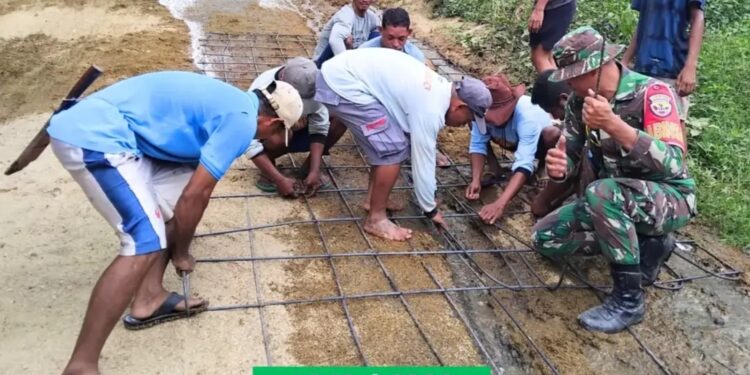 TNI dan Warga Komodo Gotong Royong Perbaiki Jalan Labuan Bajo–Terang di Tanjakan Wate !