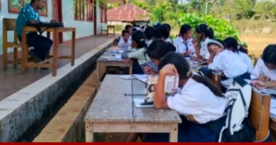 BELAJAR DI TERAS 2 MINGGU, SMPN 1 PACAR UTAMAKAN KEAMANAN SISWA PASCA GEMPA FLORES