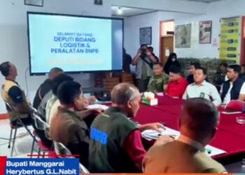 GERAK CEPAT! BUPATI HERY NABIT LAPOR LANGSUNG KE DEPUTI BNPB ANDI EVIANA DI POSKO TANGGAP DARURAT MANGGARAI, JUMAT 25 SEPTEMBER 2026 – APRESIASI PUSAT, LOGISTIK TERUS MENGALIR SEJAK 15 AGUSTUS