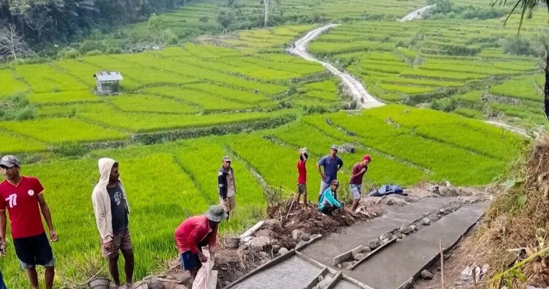 VIRAL DI FACEBOOK HARI INI! POTRET HEROIK WARGA RONDO WOING BANGUN 2 KM JALAN RABAT PAKAI UANG SENDIRI, NETIZEN: INI BUKTI NEGARA TIDAK HADIR!