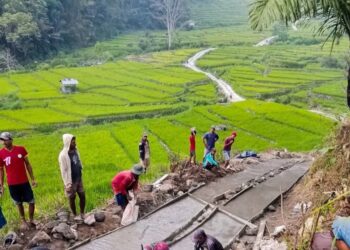 VIRAL DI FACEBOOK HARI INI! POTRET HEROIK WARGA RONDO WOING BANGUN 2 KM JALAN RABAT PAKAI UANG SENDIRI, NETIZEN: INI BUKTI NEGARA TIDAK HADIR!