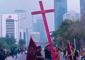 SALIB MERAH GEMPAR BUNDARAN HI! PMKRI PIKUL SALIB LAWAN KETIDAKADILAN!